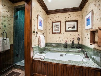 Luxury Alpine Style Huge Vacation Retreat Ski in Ski Out